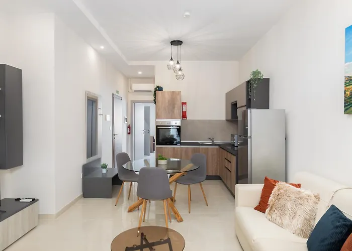 Modern 2Bd Apartment With Maltese Balcony & Back Yard - Close To St Julian\'S & St Georges Bay & Sliema Promenade