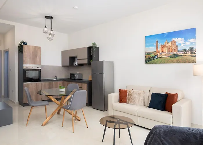 Modern 2Bd Apartment With Maltese Balcony & Back Yard - Close To St Julian\'S & St Georges Bay & Sliema Promenade