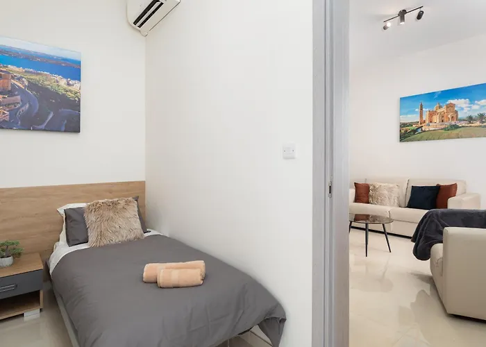 Modern 2Bd Apartment With Maltese Balcony & Back Yard - Close To St Julian\'S & St Georges Bay & Sliema Promenade
