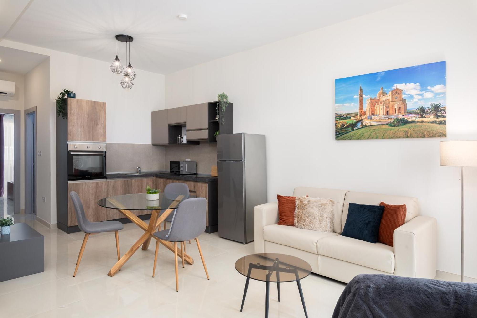 Modern 2bd With Maltese Balcony & Back Yard - Close To St Julian's & St Georges Bay & Sliema Promenade *