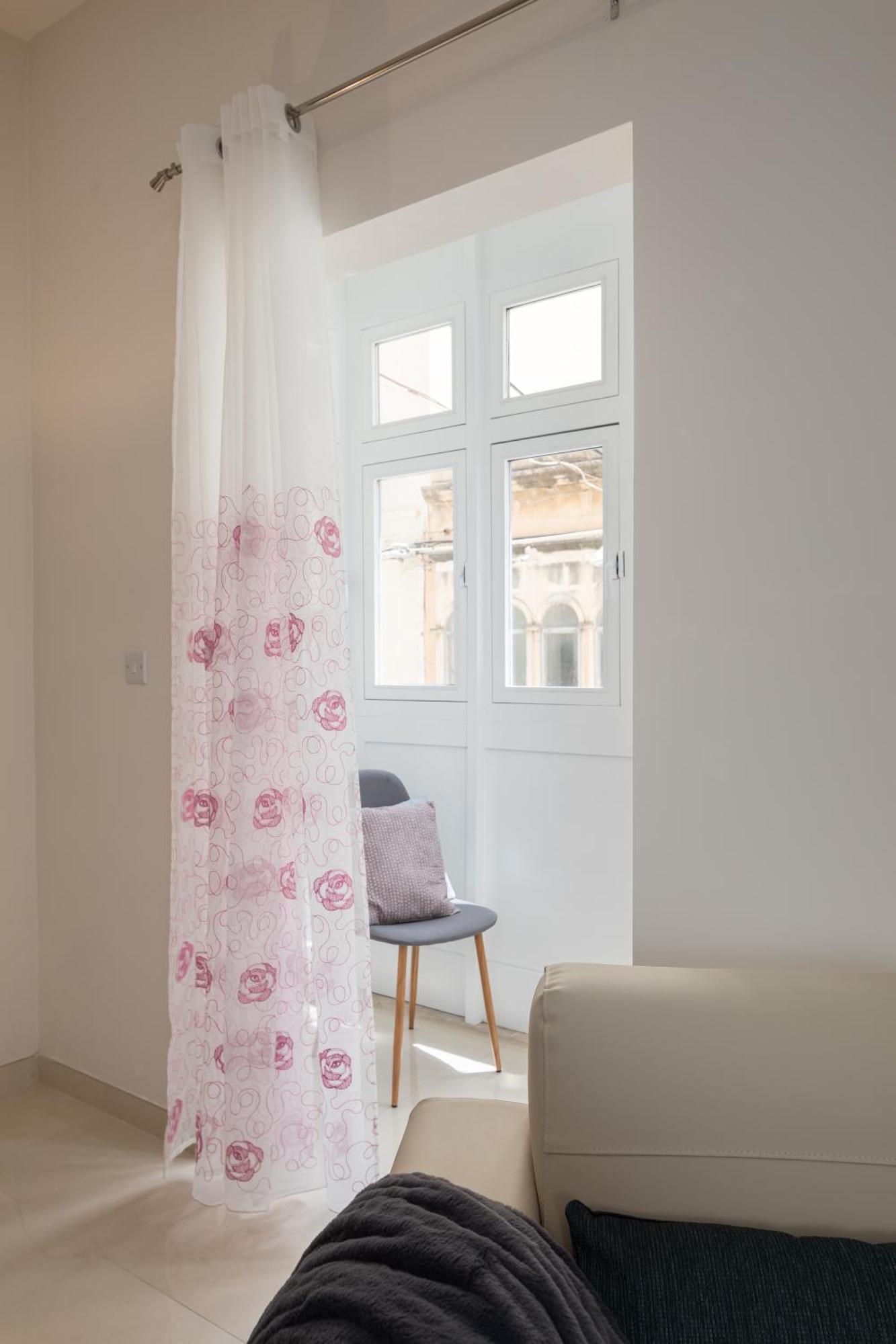 Modern 2bd With Maltese Balcony & Back Yard - Close To St Julian's & St Georges Bay & Sliema Promenade