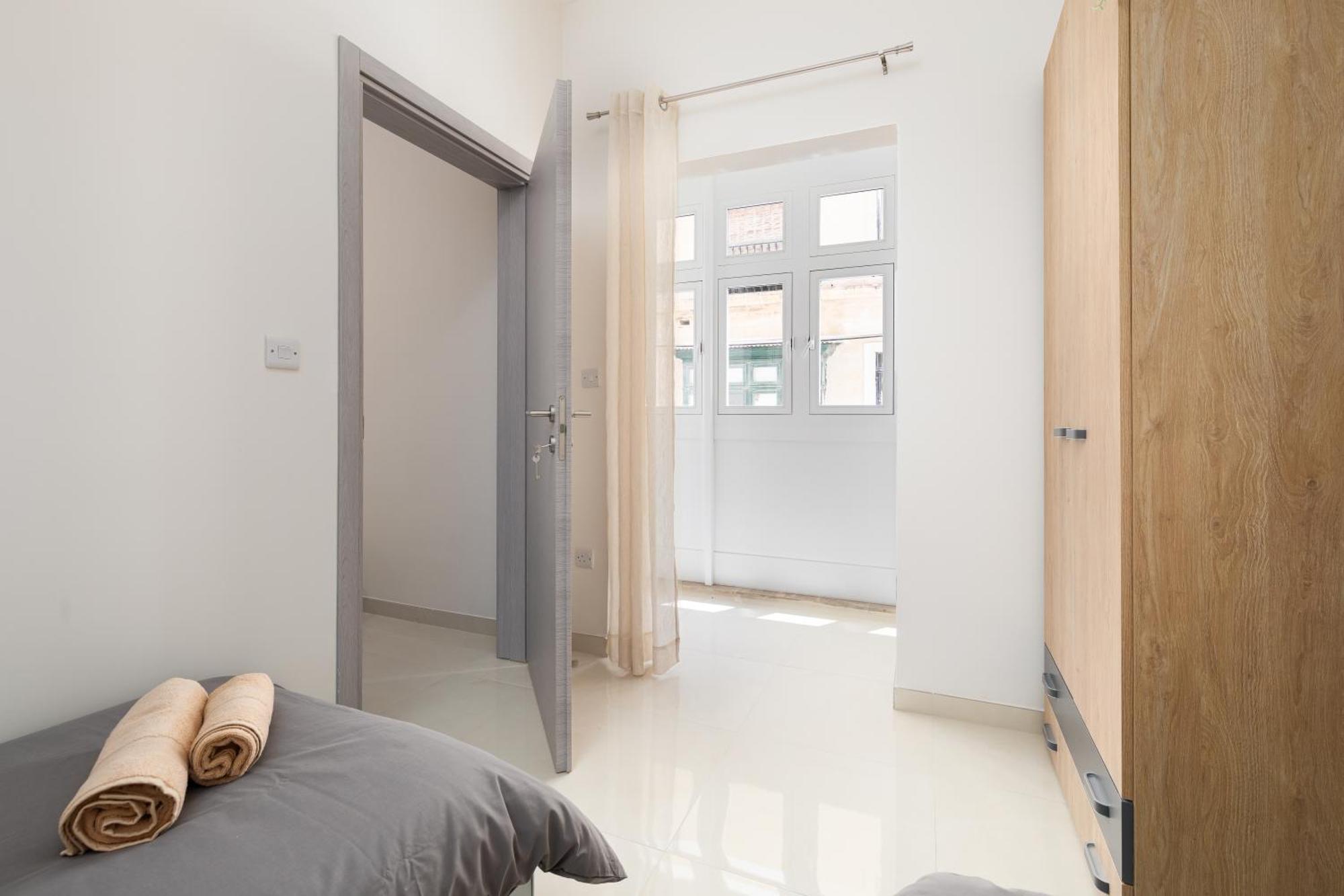 Modern 2bd With Maltese Balcony & Back Yard - Close To St Julian's & St Georges Bay & Sliema Promenade