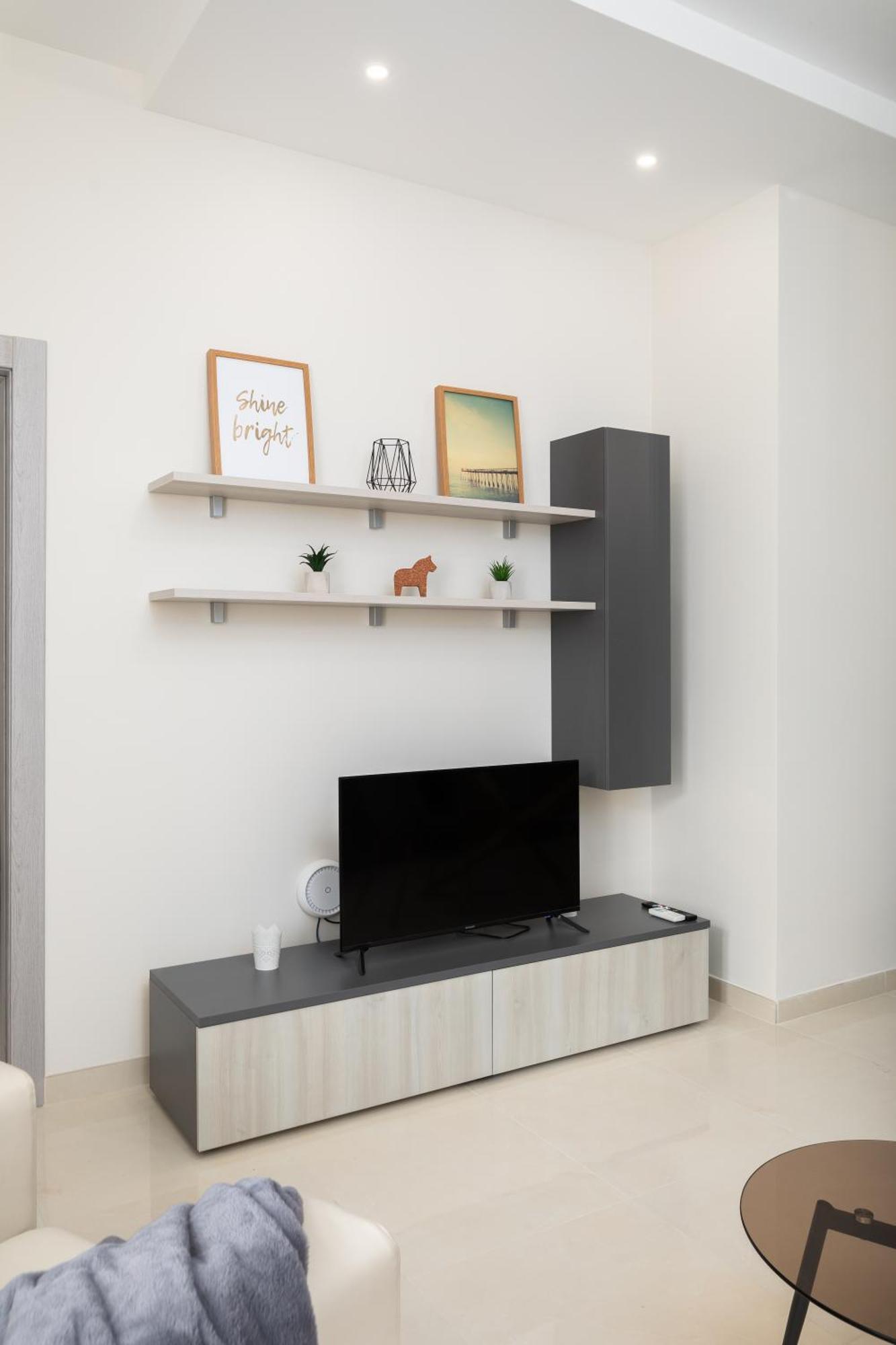 Modern 2bd With Maltese Balcony & Back Yard - Close To St Julian's & St Georges Bay & Sliema Promenade Appartement Gzira