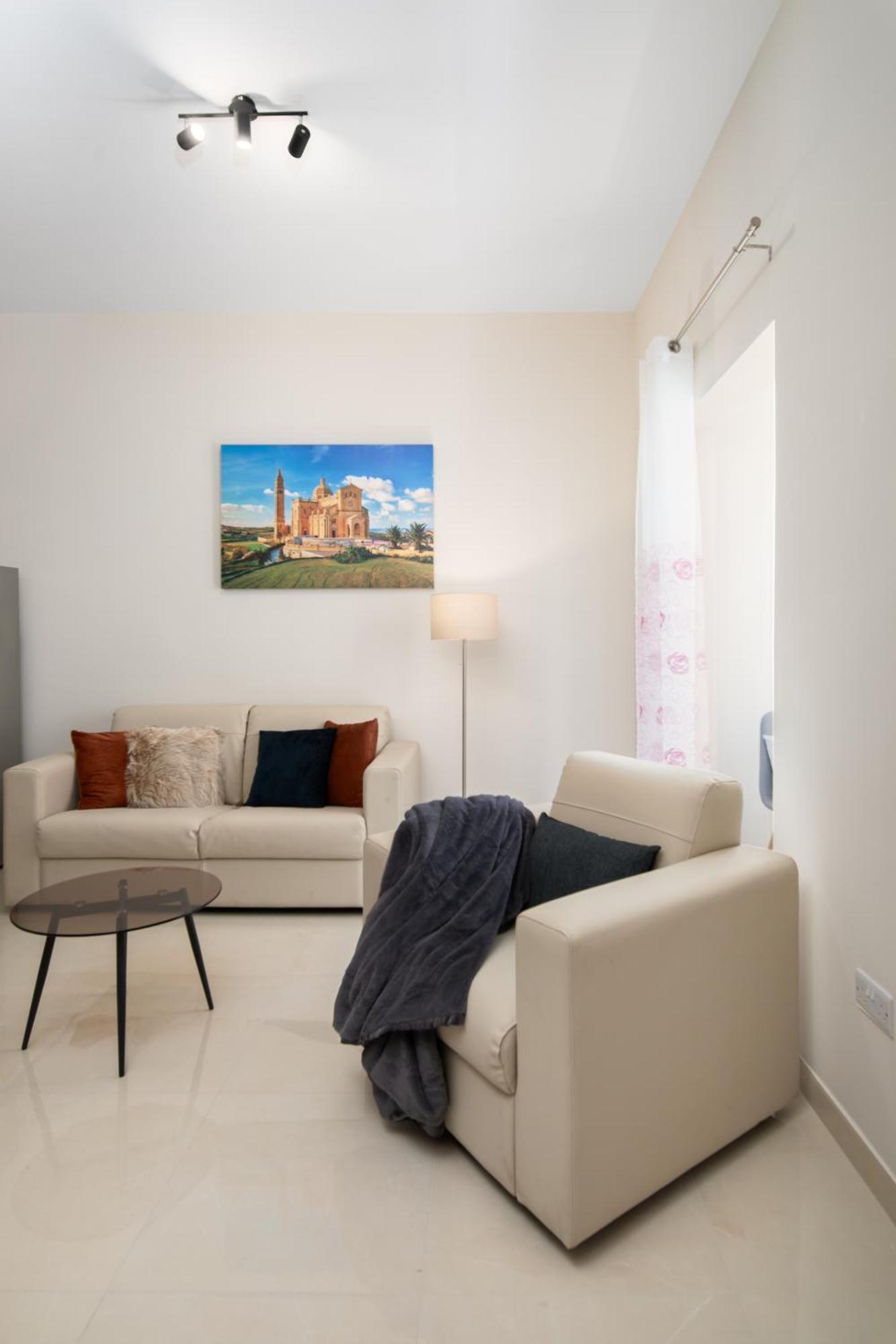 Modern 2bd With Maltese Balcony & Back Yard - Close To St Julian's & St Georges Bay & Sliema Promenade Gzira