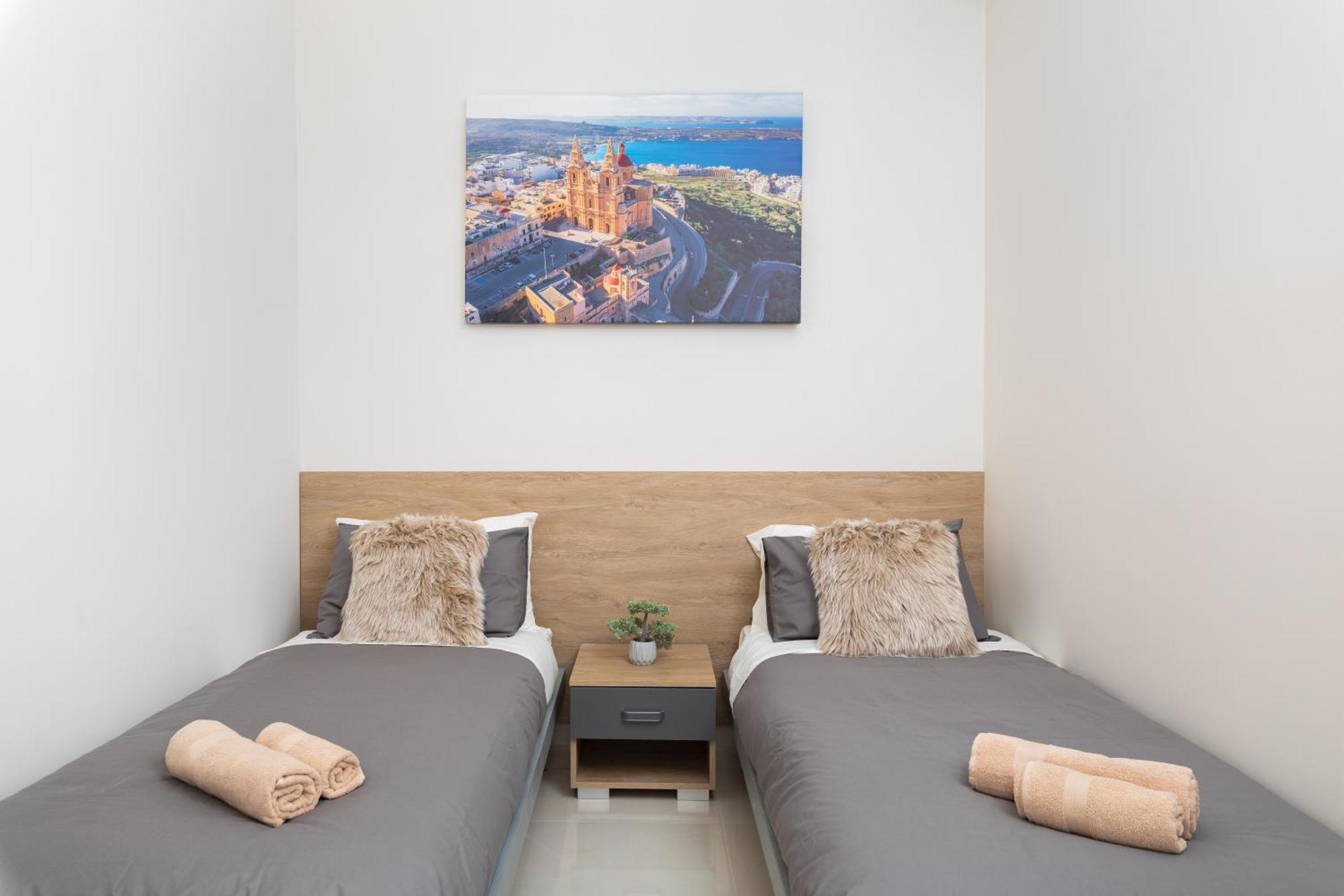 Appartement Modern 2bd With Maltese Balcony & Back Yard - Close To St Julian's & St Georges Bay & Sliema Promenade *