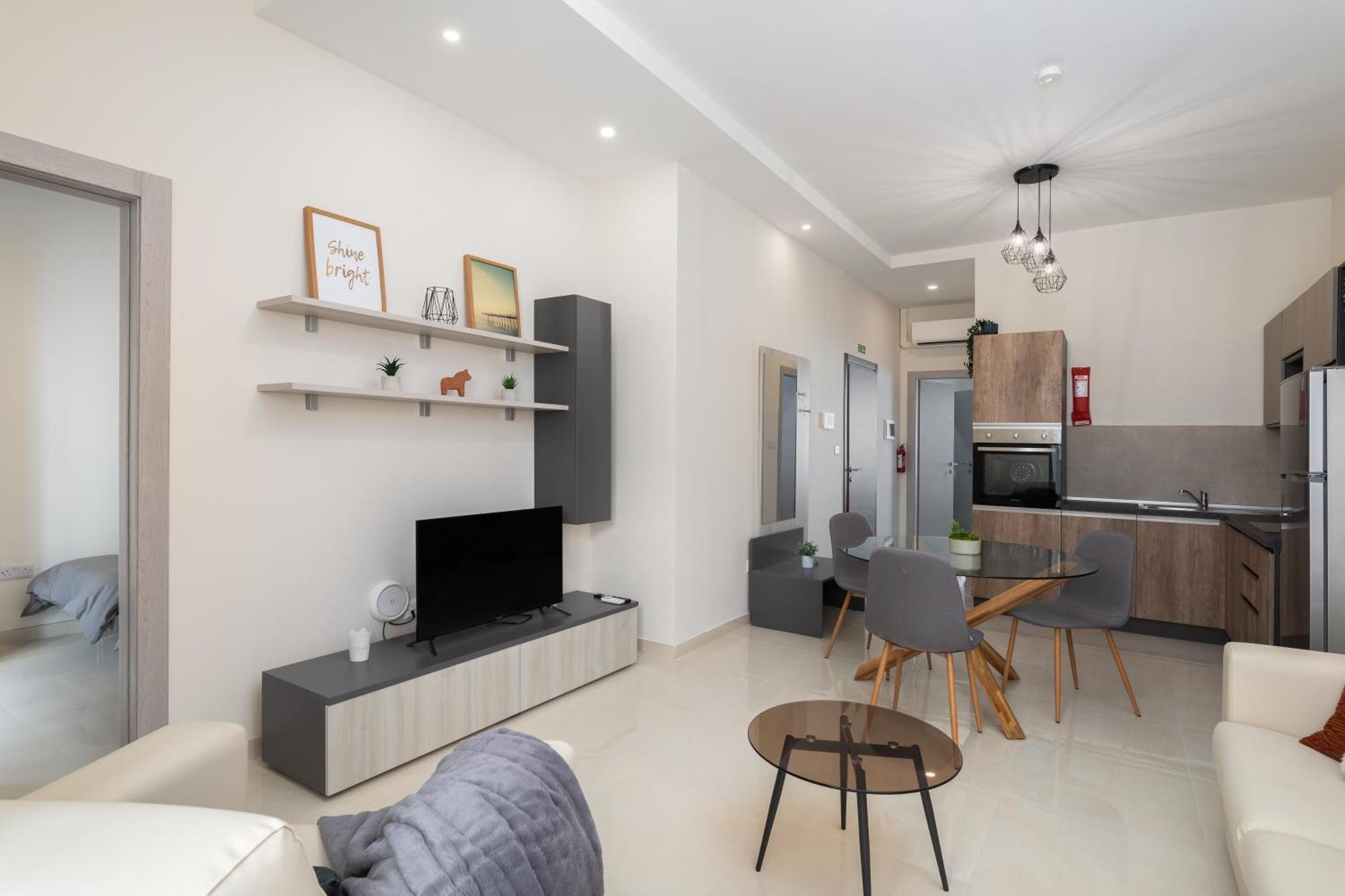 Modern 2bd With Maltese Balcony & Back Yard - Close To St Julian's & St Georges Bay & Sliema Promenade Appartement Gzira