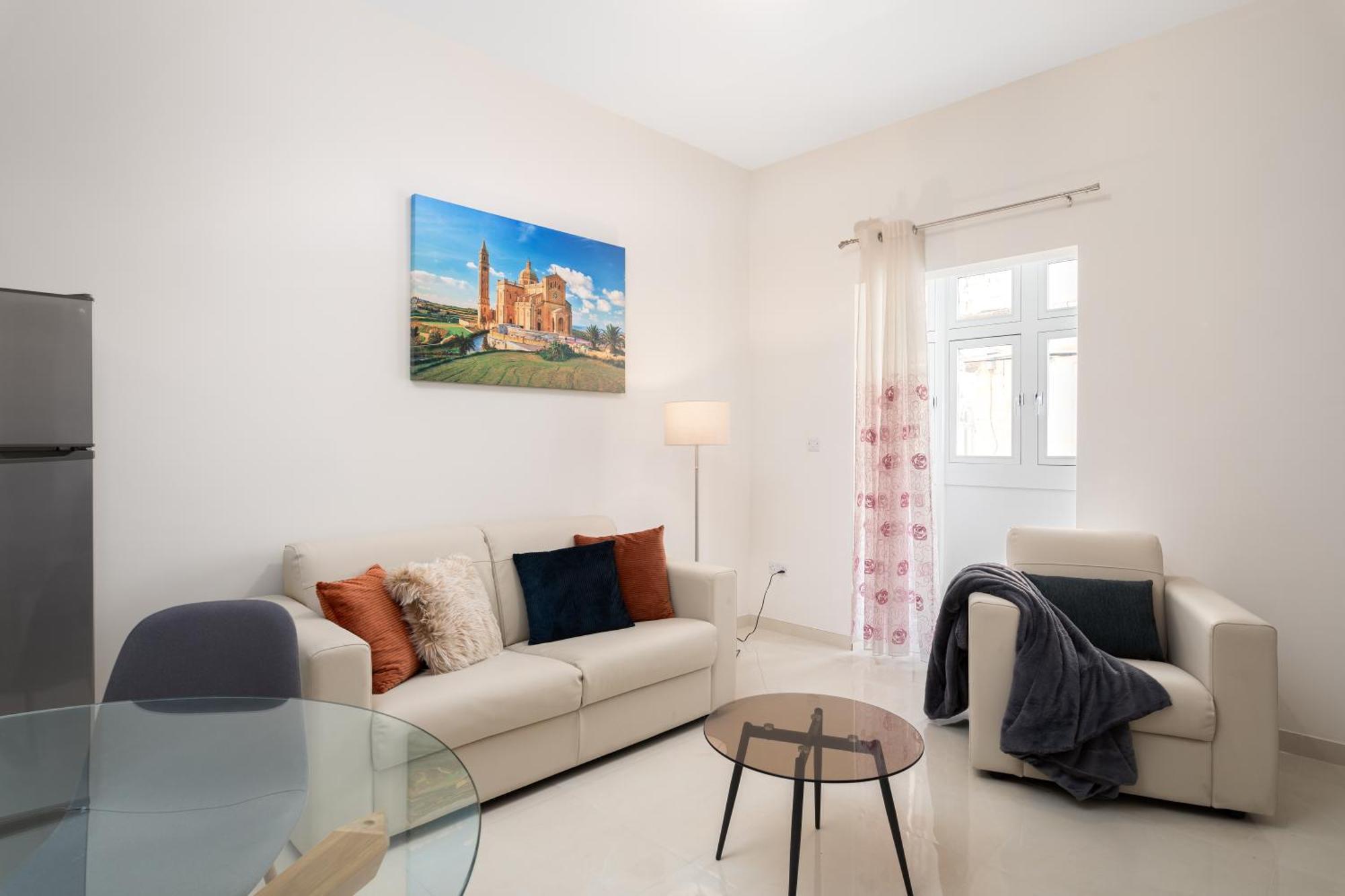 Modern 2bd With Maltese Balcony & Back Yard - Close To St Julian's & St Georges Bay & Sliema Promenade * Gzira