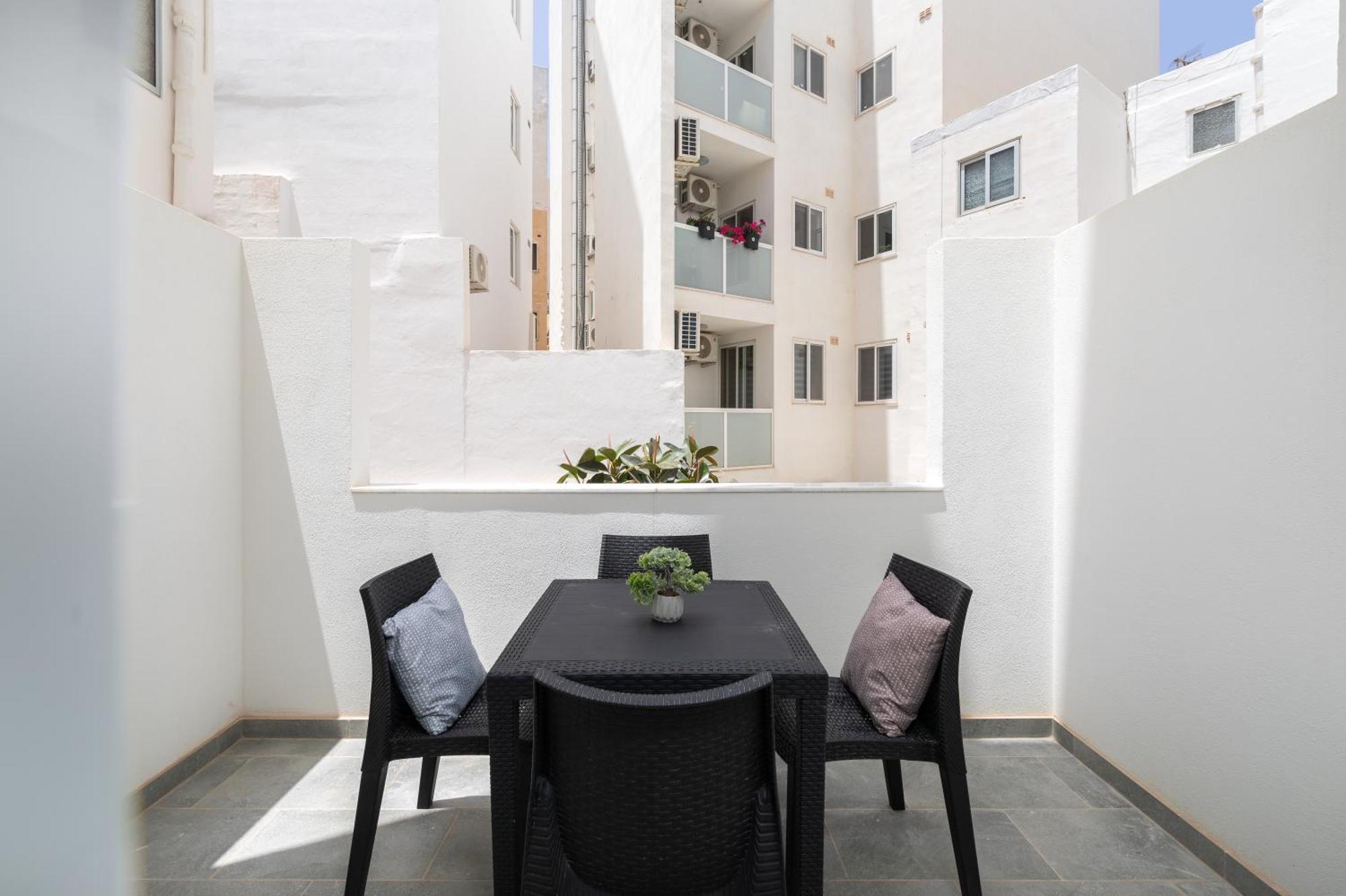 Modern 2bd With Maltese Balcony & Back Yard - Close To St Julian's & St Georges Bay & Sliema Promenade Gzira