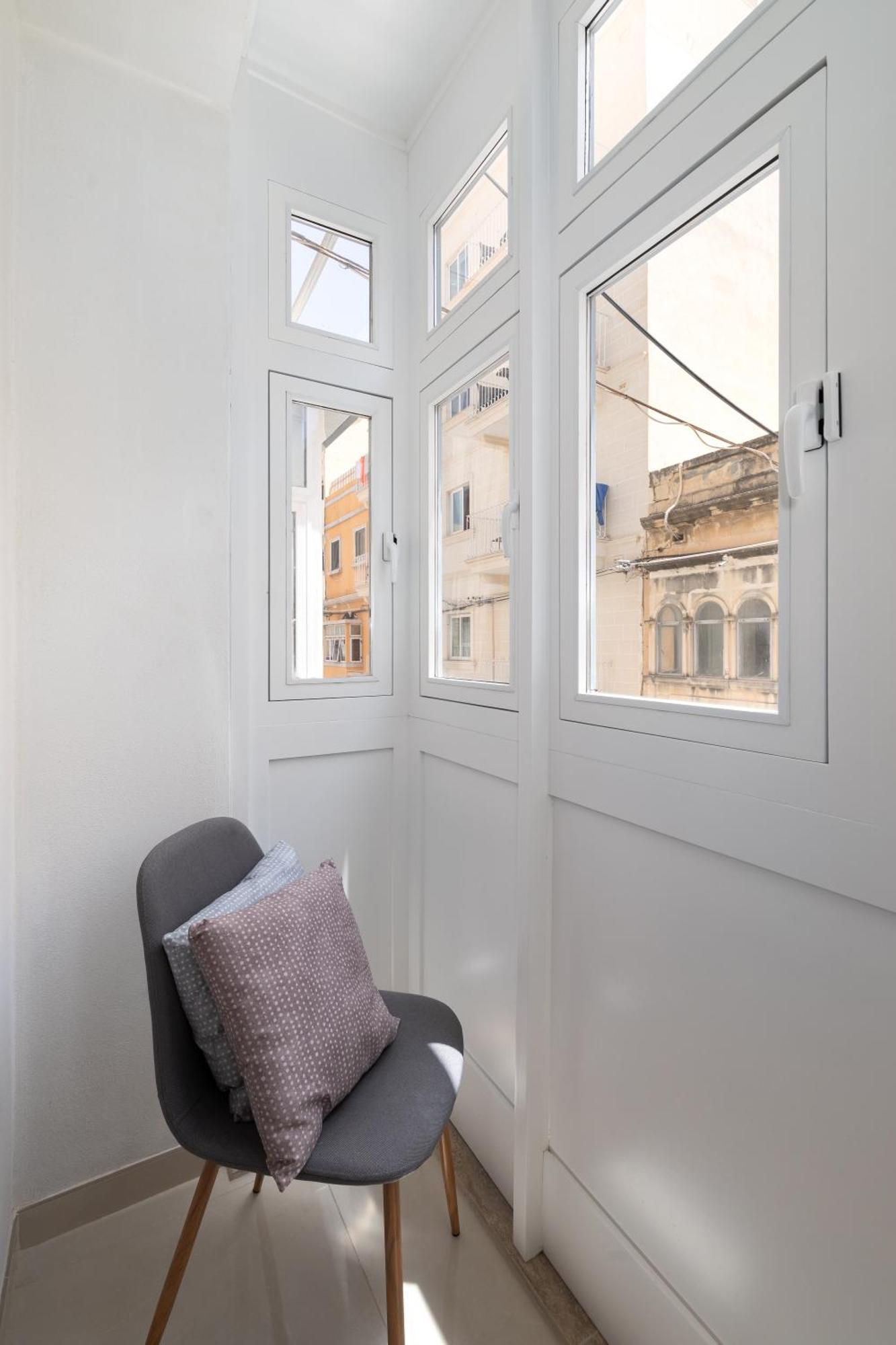 Modern 2bd With Maltese Balcony & Back Yard - Close To St Julian's & St Georges Bay & Sliema Promenade Apartment Gzira