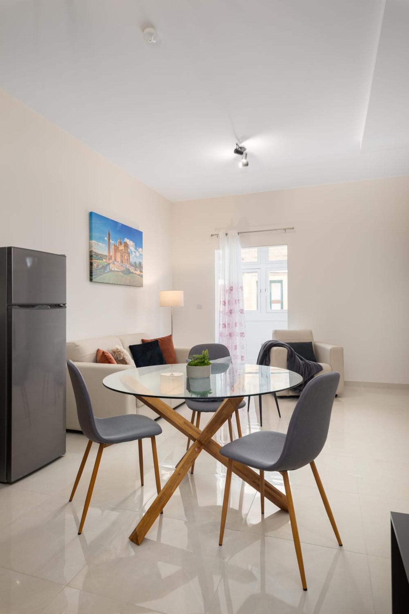 Modern 2bd With Maltese Balcony & Back Yard - Close To St Julian's & St Georges Bay & Sliema Promenade Apartment