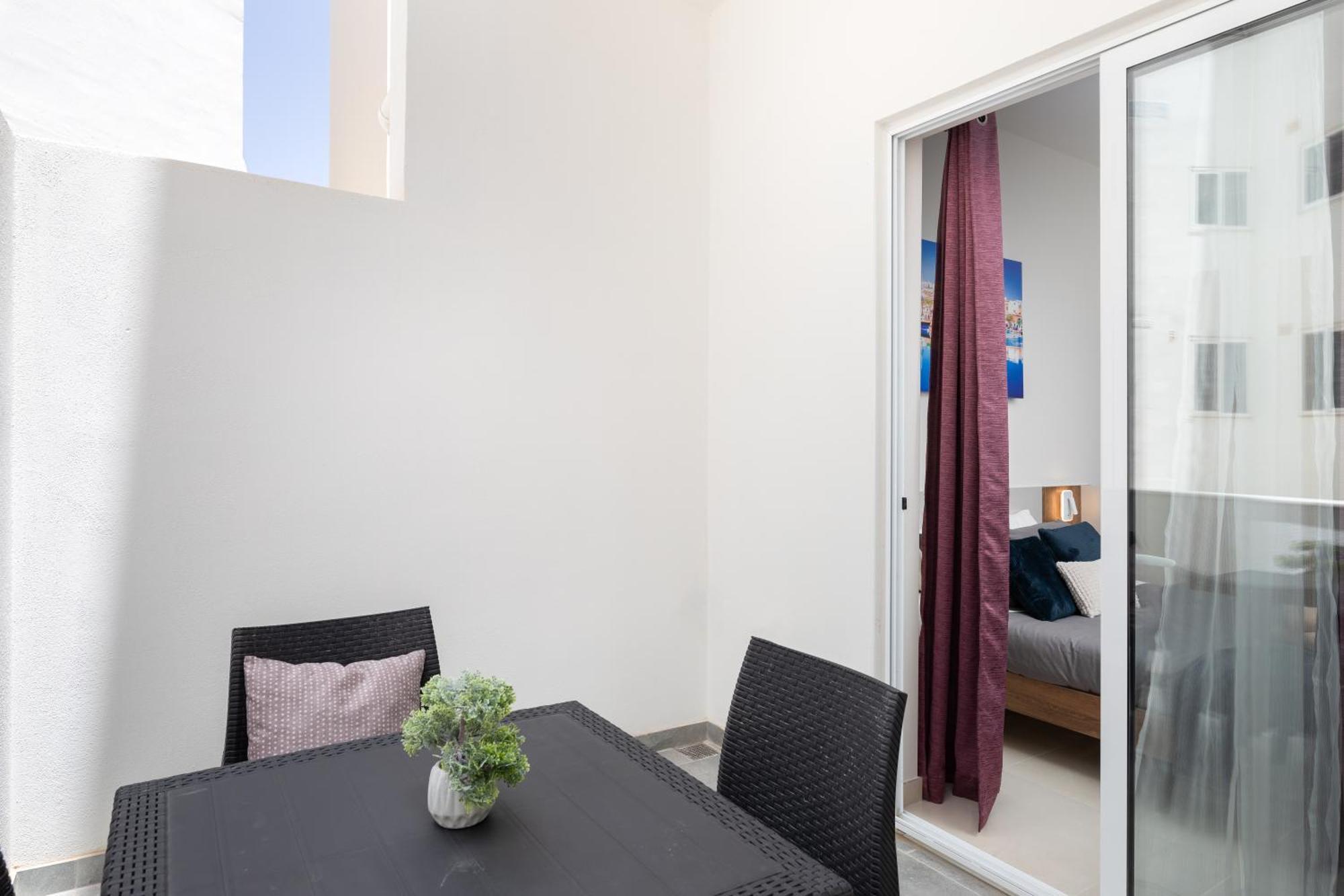 Apartment Modern 2bd With Maltese Balcony & Back Yard - Close To St Julian's & St Georges Bay & Sliema Promenade