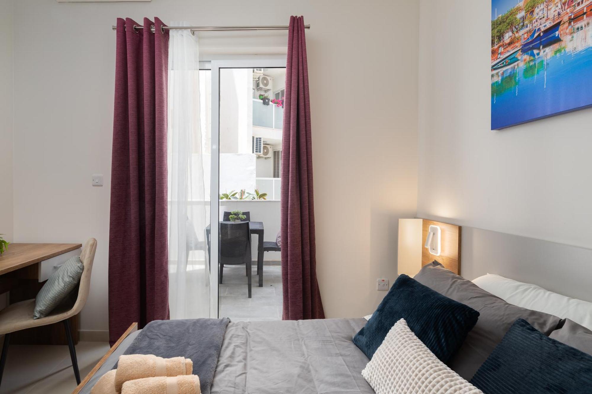 Modern 2bd With Maltese Balcony & Back Yard - Close To St Julian's & St Georges Bay & Sliema Promenade * Gzira